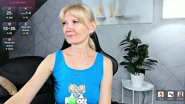 Snapshot of Julie_Lucas chatting on July 15, 12:06 am Julie Lucas online show from July 15, 12:06 am