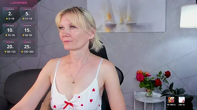 Snapshot of Julie_Lucas chatting on July 9, 12:44 am Julie Lucas online show from July 9, 12:44 am