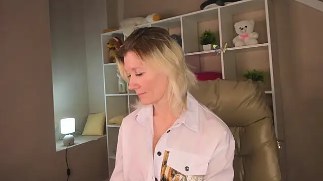 Julie Lucas online show from March 2, 3:07 am