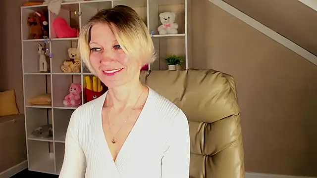 Julie Lucas online show from March 13, 12:48 am