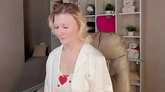 Julie Lucas online show from March 10, 12:36 am