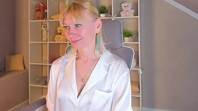 Julie Lucas online show from April 15, 12:38 am