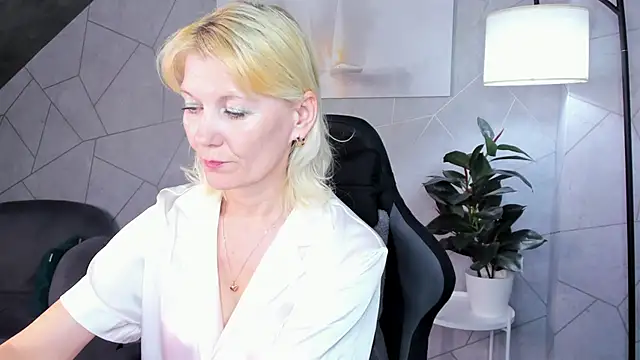 Julie Lucas online show from June 4, 12:04 am