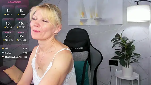 Snapshot of Julie_Lucas chatting on July 2, 3:23 am Julie Lucas online show from July 2, 3:23 am