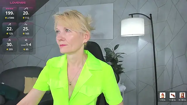 Snapshot of Julie_Lucas chatting on June 10, 11:50 pm Julie Lucas online show from June 10, 11:50 pm