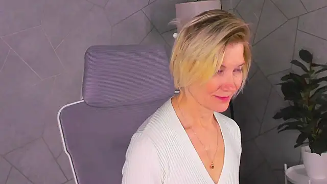 Julie Lucas online show from March 20, 12:44 am