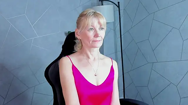 Julie Lucas online show from May 18, 12:00 am