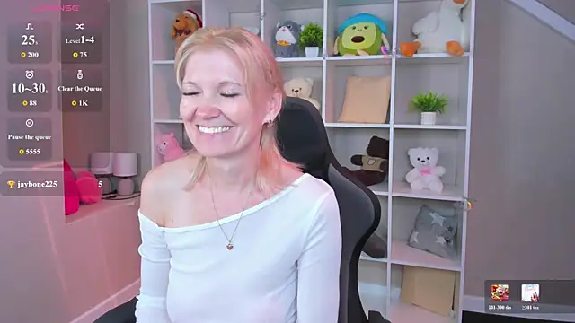 Snapshot of Julie_Lucas chatting on July 14, 10:21 am Julie Lucas online show from July 14, 10:21 am