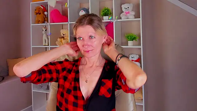 Julie Lucas online show from March 15, 12:50 am