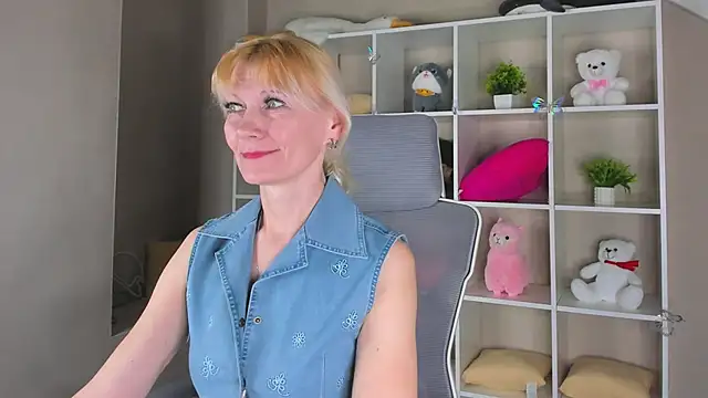 Julie Lucas online show from April 14, 12:26 am