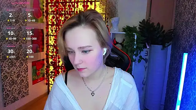 Ellie Heavenly online show from March 1, 2:00 am