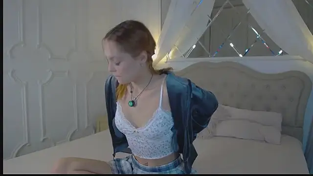 Snapshot of AvaLarson chatting on February 4, 1:17 pm AvaLarson online show from February 4, 1:17 pm