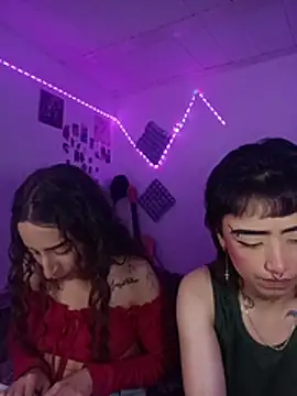 Snapshot of AlexxaAndRileyy chatting on July 8, 4:02 am AlexxaAndRileyy online show from July 8, 4:02 am