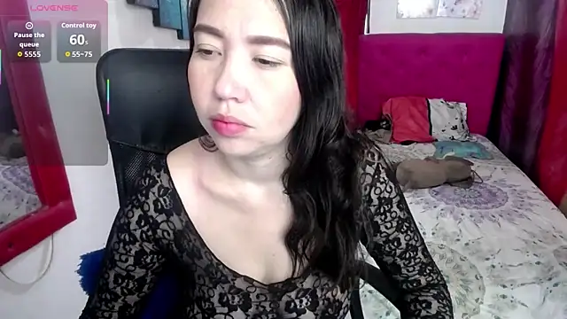 Snapshot of juliet_noir chatting on June 10, 12:17 pm juliet noir online show from June 10, 12:17 pm