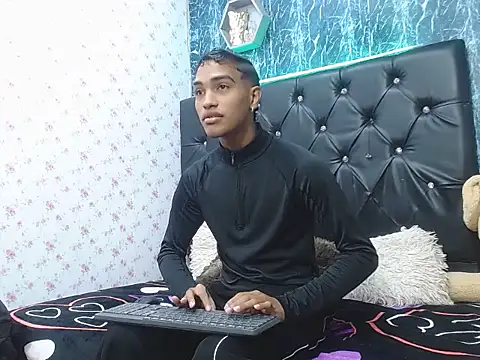 Snapshot of emersson_sex18 chatting on January 13, 2:21 pm emersson sex18 online show from January 13, 2:21 pm