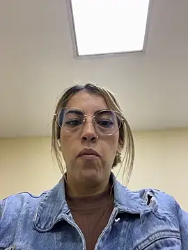 Snapshot of Paulinaa_bella chatting on February 25, 11:48 pm Paulinaa bella online show from February 25, 11:48 pm