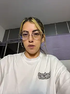 Snapshot of Paulinaa_bella chatting on February 12, 12:32 am Paulinaa bella online show from February 12, 12:32 am