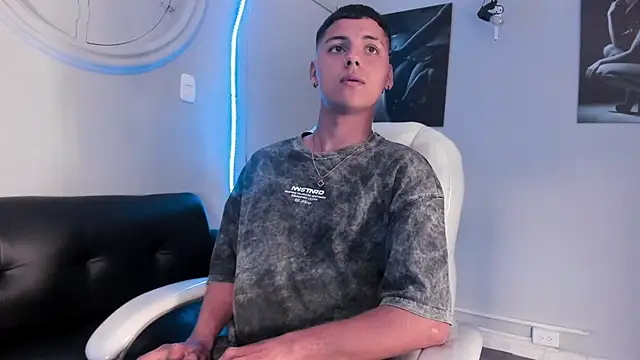 Snapshot of Liam9_ chatting on January 15, 2:48 am Liam9 online show from January 15, 2:48 am