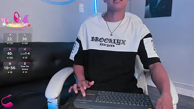 Snapshot of Liam9_ chatting on January 14, 2:37 am Liam9 online show from January 14, 2:37 am