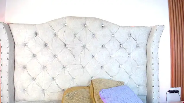 Snapshot of Violet_Collins1 chatting on June 4, 9:36 am Violet Collins1 online show from June 4, 9:36 am