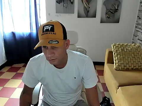 danisegura online show from January 13, 2:43 pm