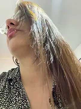 Snapshot of Pretty__Milf chatting on July 15, 12:56 pm Pretty Milf online show from July 15, 12:56 pm