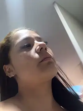 Snapshot of Pretty__Milf chatting on February 20, 9:17 pm Pretty Milf online show from February 20, 9:17 pm