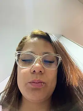 Snapshot of Pretty__Milf chatting on June 25, 2:33 pm Pretty Milf online show from June 25, 2:33 pm