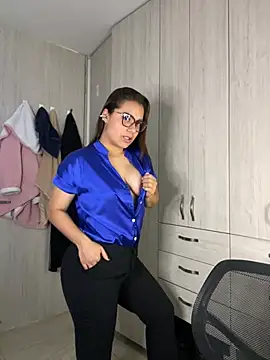 Snapshot of Pretty__Milf chatting on June 4, 1:16 pm Pretty Milf online show from June 4, 1:16 pm