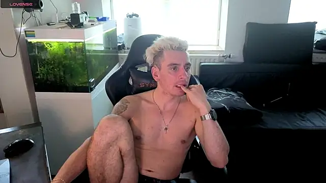 Rayzel White online show from May 23, 4:50 pm