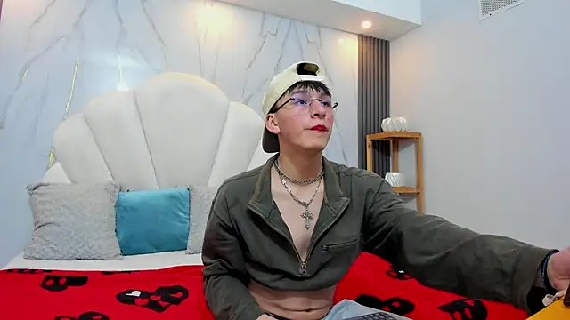 Snapshot of Alexander_Collinss chatting on February 19, 3:03 am Alexander Collinss online show from February 19, 3:03 am