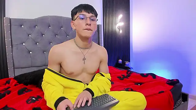 Snapshot of Alexander_Collinss chatting on February 3, 6:22 am Alexander Collinss online show from February 3, 6:22 am