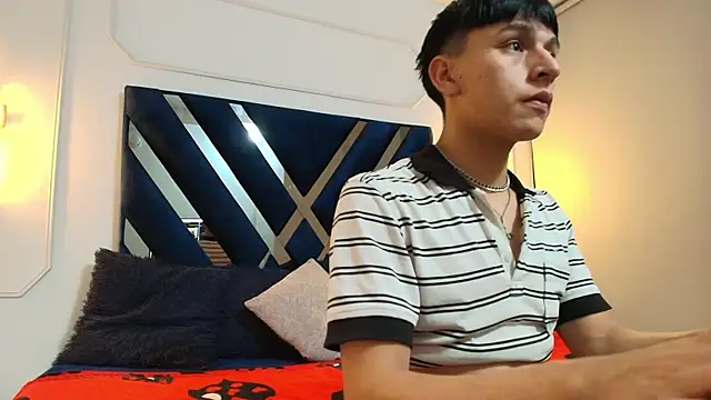 Snapshot of Alexander_Collinss chatting on February 5, 3:35 am Alexander Collinss online show from February 5, 3:35 am