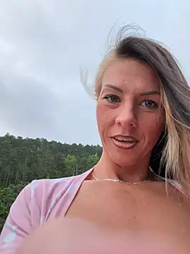 tastemecaroline online show from April 15, 11:49 am