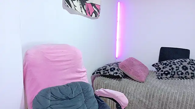 dollmeow online show from April 4, 11:44 pm