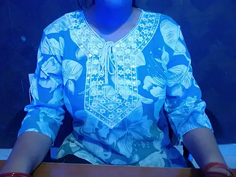 pari 04 online show from June 1, 7:30 am