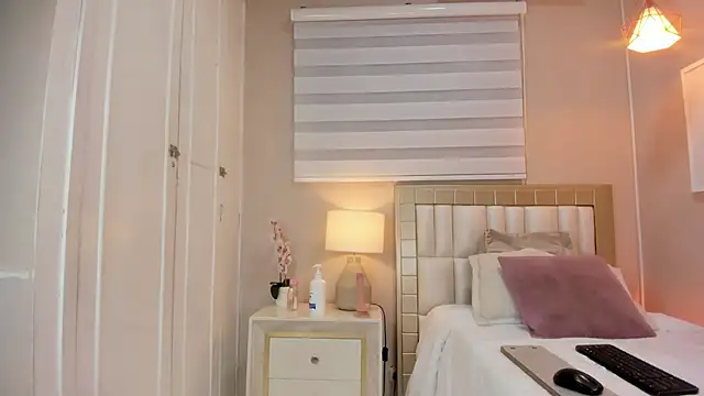 isabela  x online show from March 21, 11:36 am