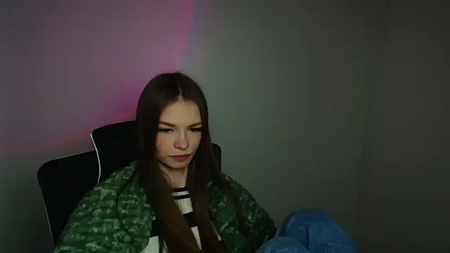 Snapshot of Lina_Loveuu chatting on February 16, 6:23 am Lina Loveuu online show from February 16, 6:23 am