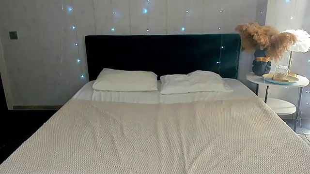 Snapshot of Mira_Silk chatting on February 27, 3:51 am Mira Silk online show from February 27, 3:51 am