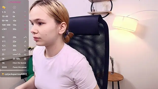 OwlLynn online show from April 26, 9:17 am