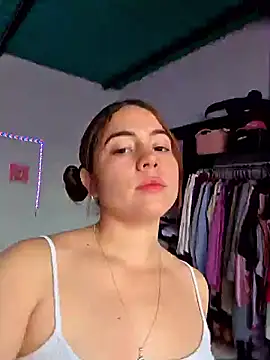 Snapshot of dani_ferreer1 chatting on April 28, 9:30 pm dani ferreer1 online show from April 28, 9:30 pm