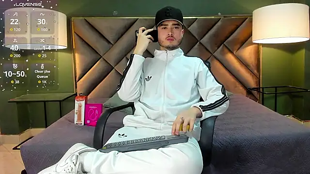 Snapshot of Salvattore_Muller chatting on February 22, 5:32 am Salvattore Muller online show from February 22, 5:32 am