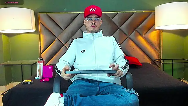 Snapshot of Salvattore_Muller chatting on February 28, 11:48 pm Salvattore Muller online show from February 28, 11:48 pm