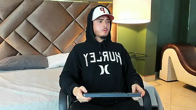 Snapshot of Salvattore_Muller chatting on February 9, 6:33 am Salvattore Muller online show from February 9, 6:33 am