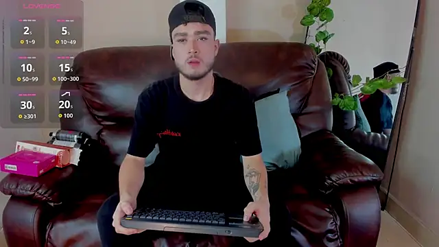 Snapshot of Salvattore_Muller chatting on June 19, 10:15 pm Salvattore Muller online show from June 19, 10:15 pm