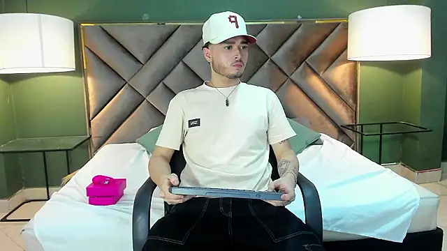 Snapshot of Salvattore_Muller chatting on February 17, 10:18 pm Salvattore Muller online show from February 17, 10:18 pm