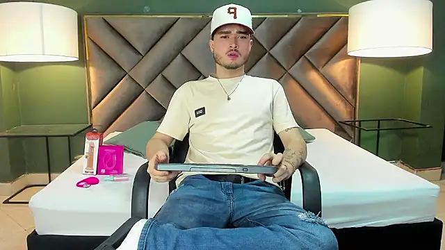 Snapshot of Salvattore_Muller chatting on February 23, 8:48 am Salvattore Muller online show from February 23, 8:48 am