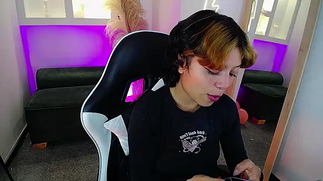 Snapshot of melodyy_as chatting on April 27, 1:09 pm melodyy as online show from April 27, 1:09 pm