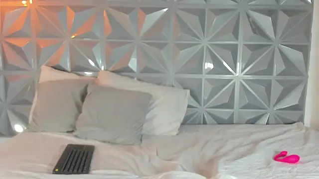 Snapshot of Emmy_lander1 chatting on June 9, 9:05 pm Emmy lander1 online show from June 9, 9:05 pm
