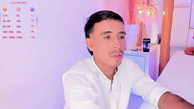 Snapshot of Mr_aronnn_ chatting on February 7, 1:35 am Mr aronnn online show from February 7, 1:35 am